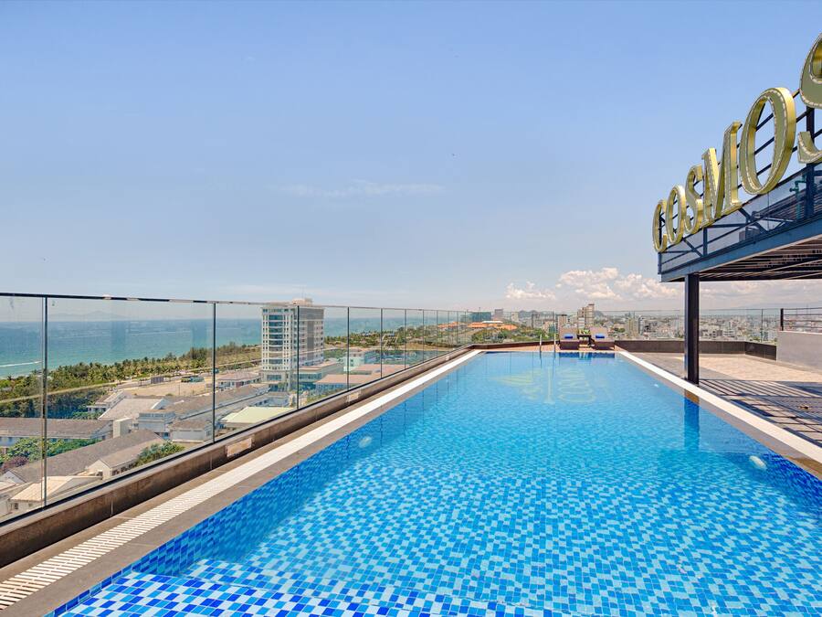 Piscina externa, funciona das 6h30 às 19h, espreguiçadeiras