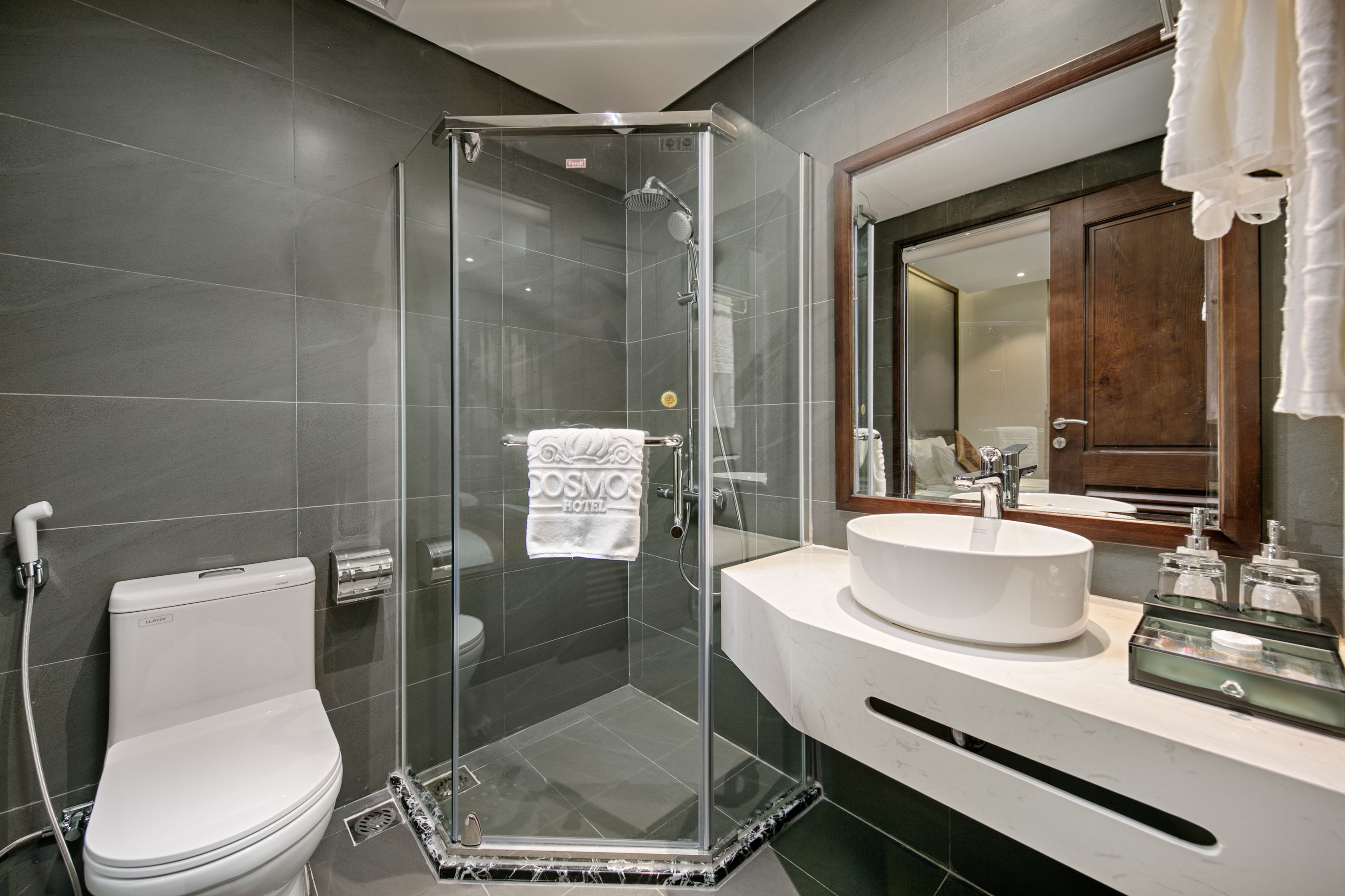 deluxe double or twin room, ocean view | bathroom | free toiletries, hair dryer, slippers, towels