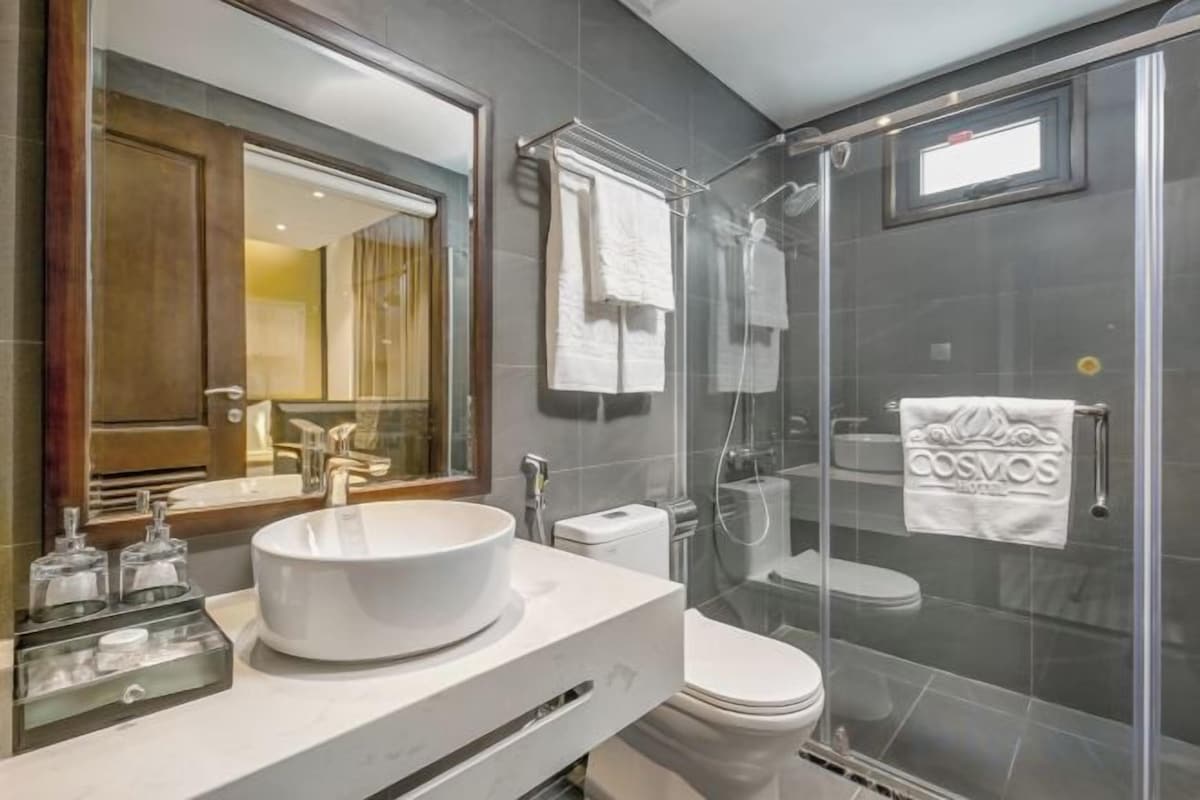 Baño | Amenidades de baño gratuitas, secadora de cabello, pantuflas, toallas 