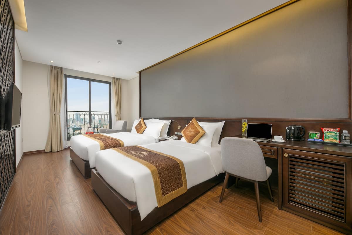 Habitación triple Deluxe | Ropa de cama de alta calidad y minibar