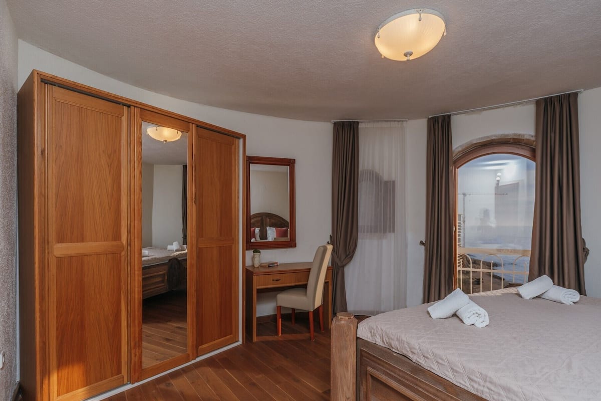 2 bedrooms, hypo-allergenic bedding available, Select Comfort beds