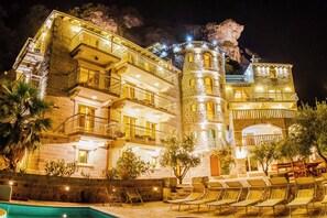 Front of property - Pietra Mare Apartments (Petrovac)