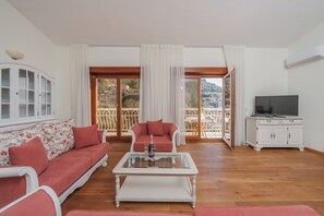 Apartamento família, vista para o mar | Área de estar | TV de tela plana, mesa de pingue-pongue, aparelho de som