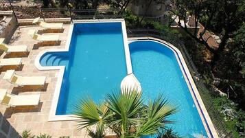 2 utomhuspooler, parasoller och solstolar