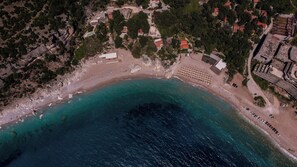 On the beach, sun-loungers, beach umbrellas - Pietra Mare Apartments (Petrovac)