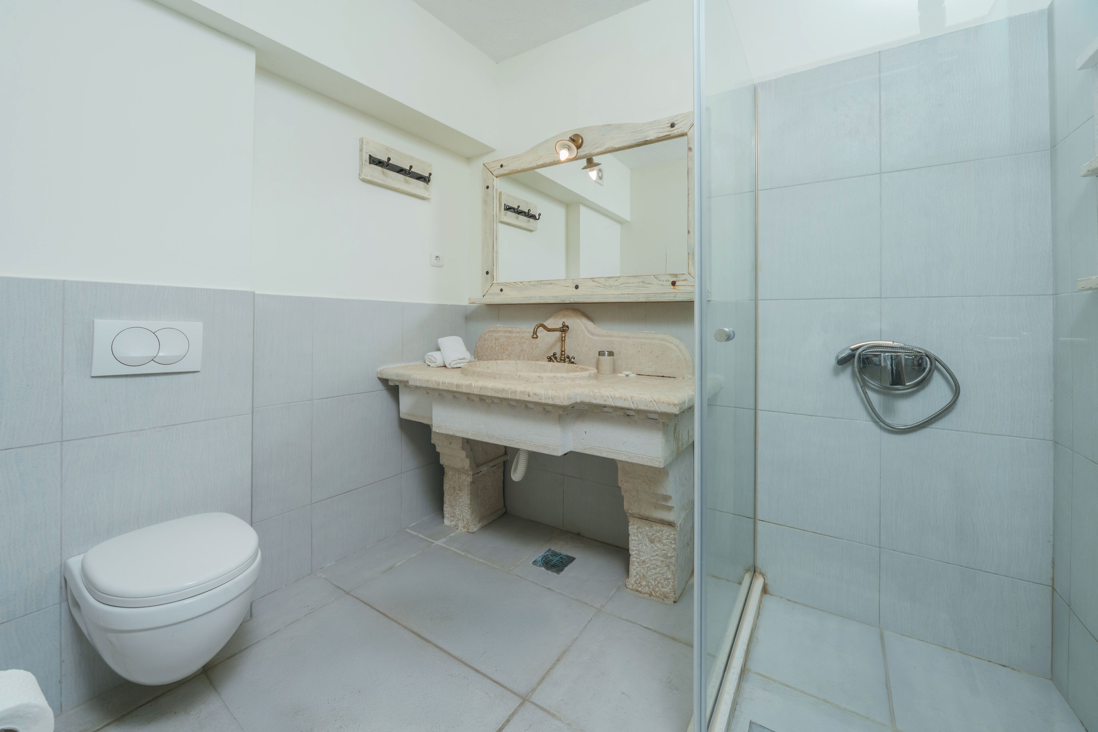 Une salle de bain comprenant des toilettes, un lavabo et un espace douche.