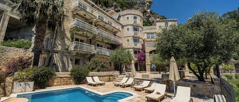 Seasonal outdoor pool, open 8:00 AM to 8:00 PM, sun loungers