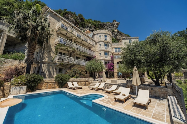 Piscina a l'aire lliure de temporada (horari: 08:00-20:00) i gandules