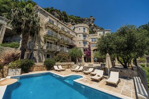 Piscina externa sazonal, funciona das 8h às 20h, espreguiçadeiras