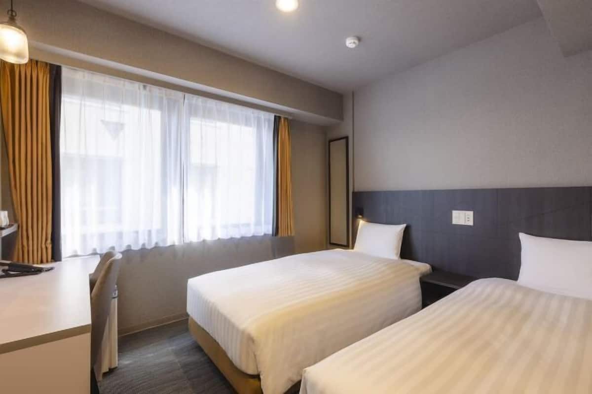 Down duvets, in-room safe, desk, blackout curtains