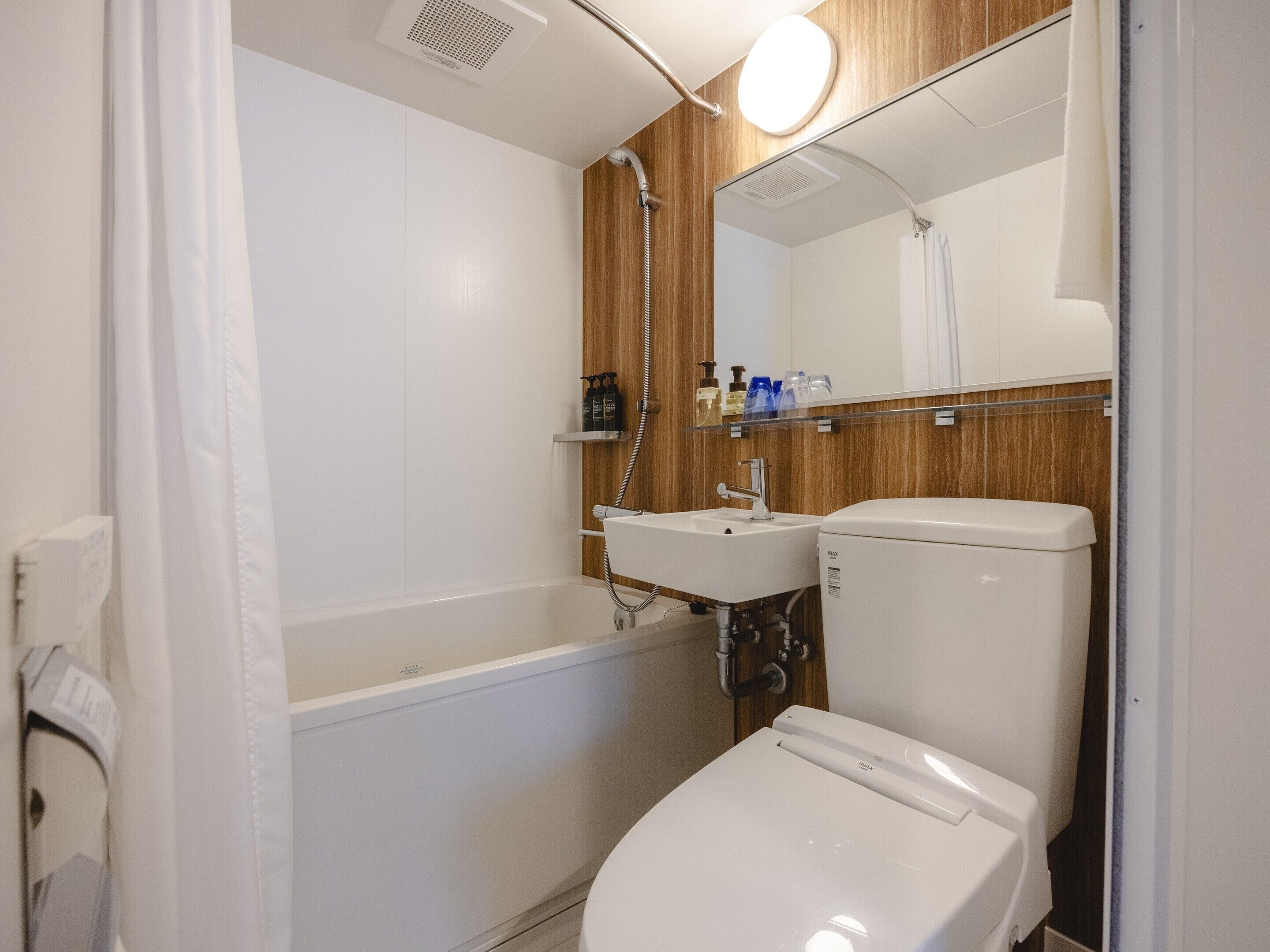 double room, non smoking | bathroom | combined shower/bathtub, deep-soaking bathtub, free toiletries