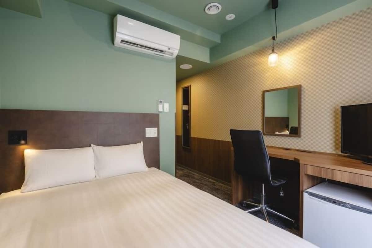 Down duvets, in-room safe, desk, blackout curtains
