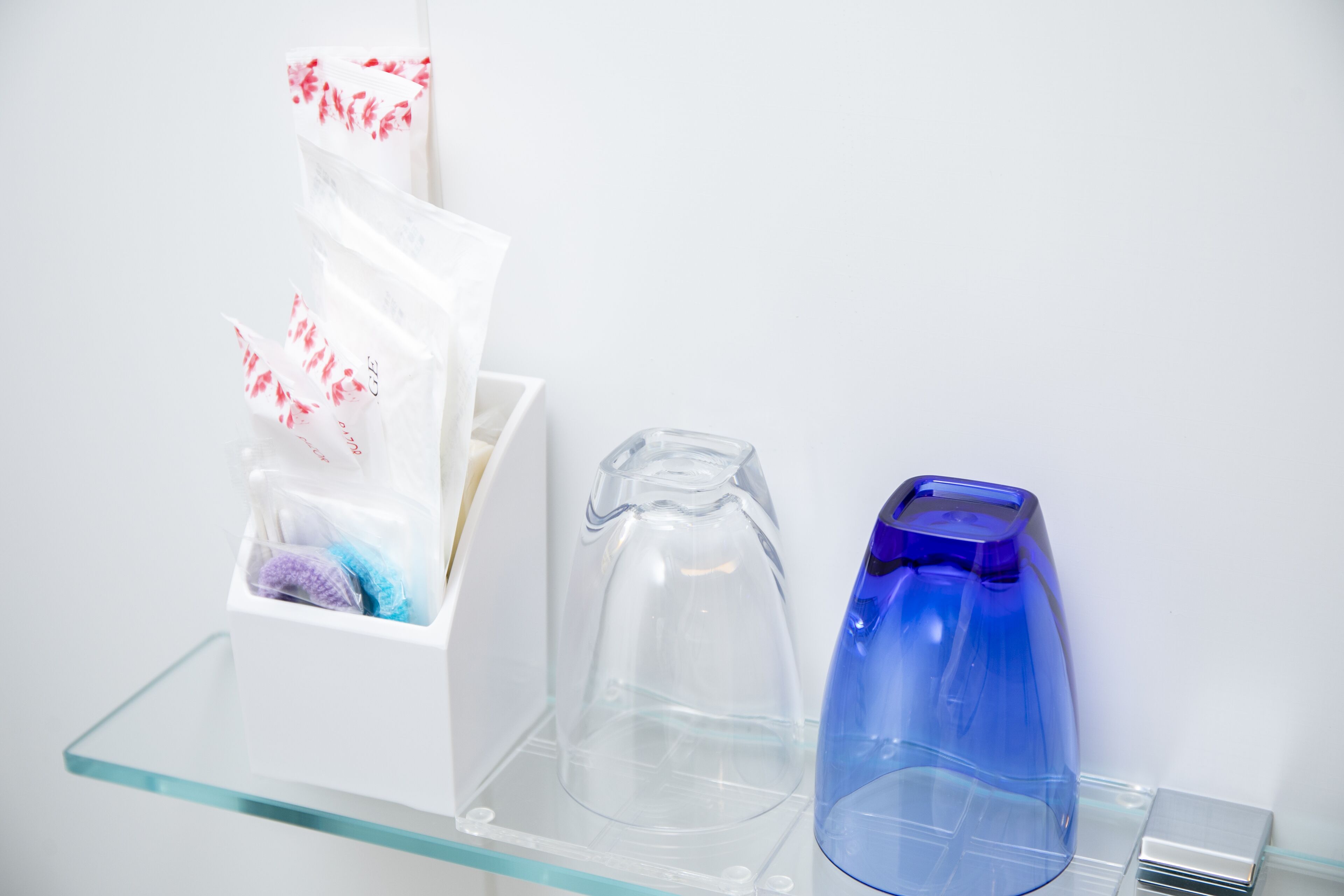 combined shower/bathtub, deep-soaking bathtub, free toiletries