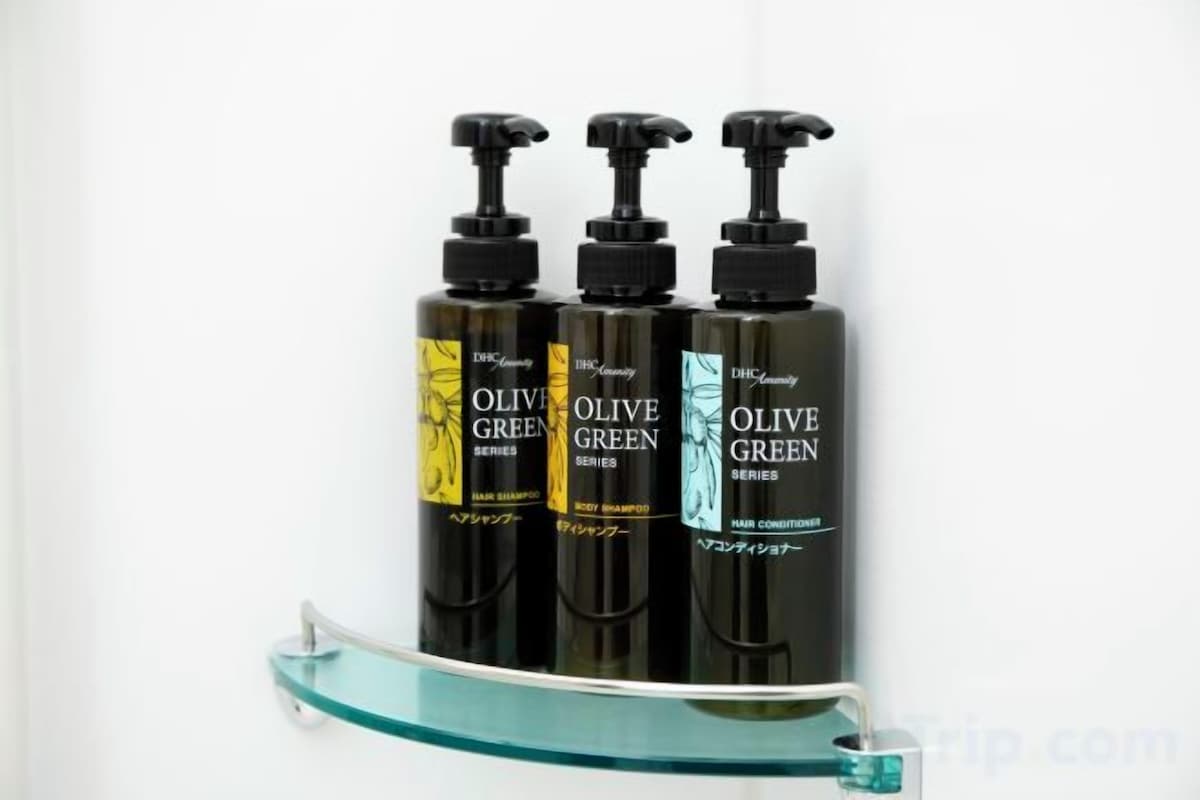 Combined shower/tub, deep soaking tub, free toiletries, hair dryer