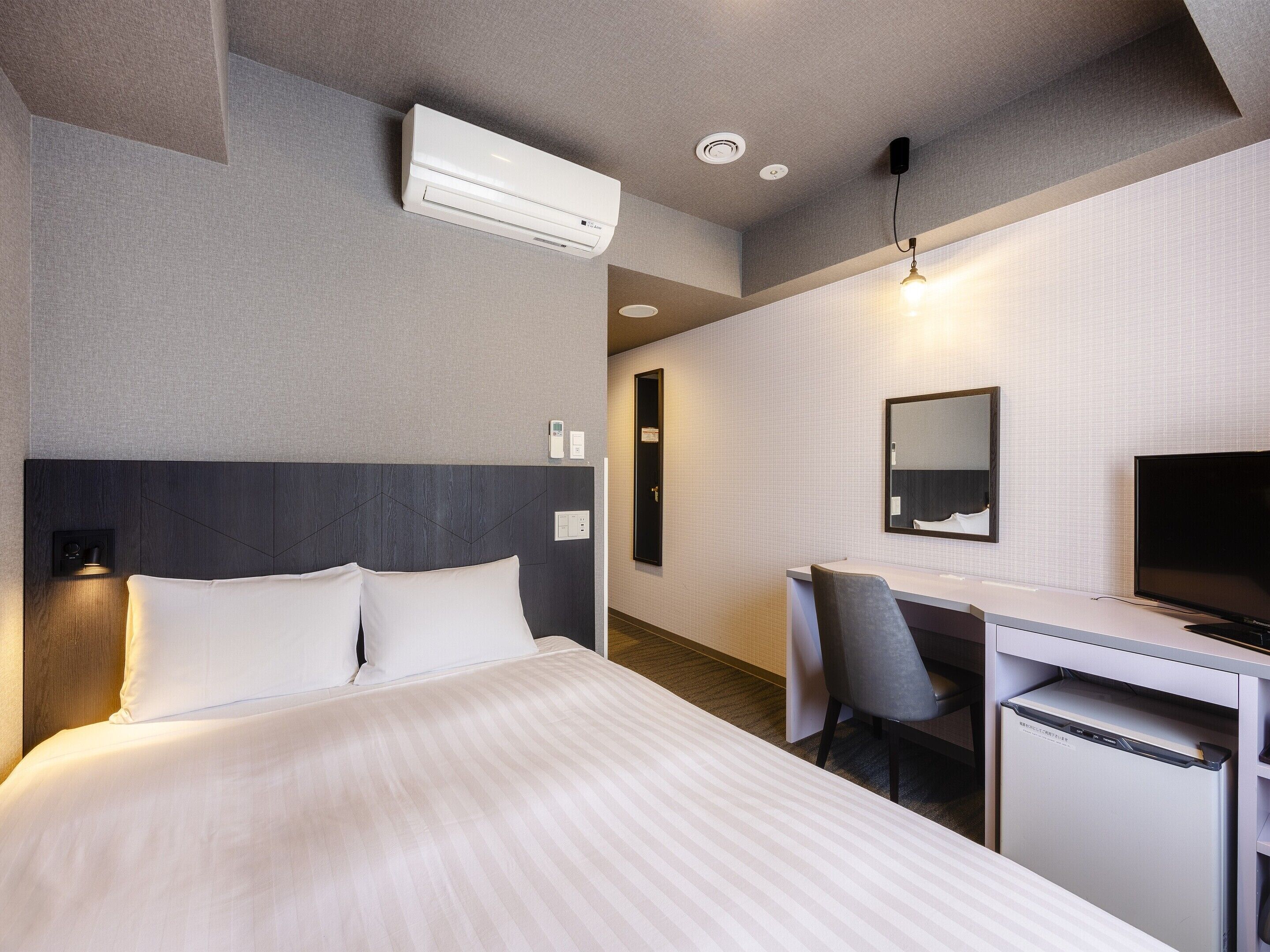 double room, non smoking | down duvets, in-room safe, desk, blackout curtains