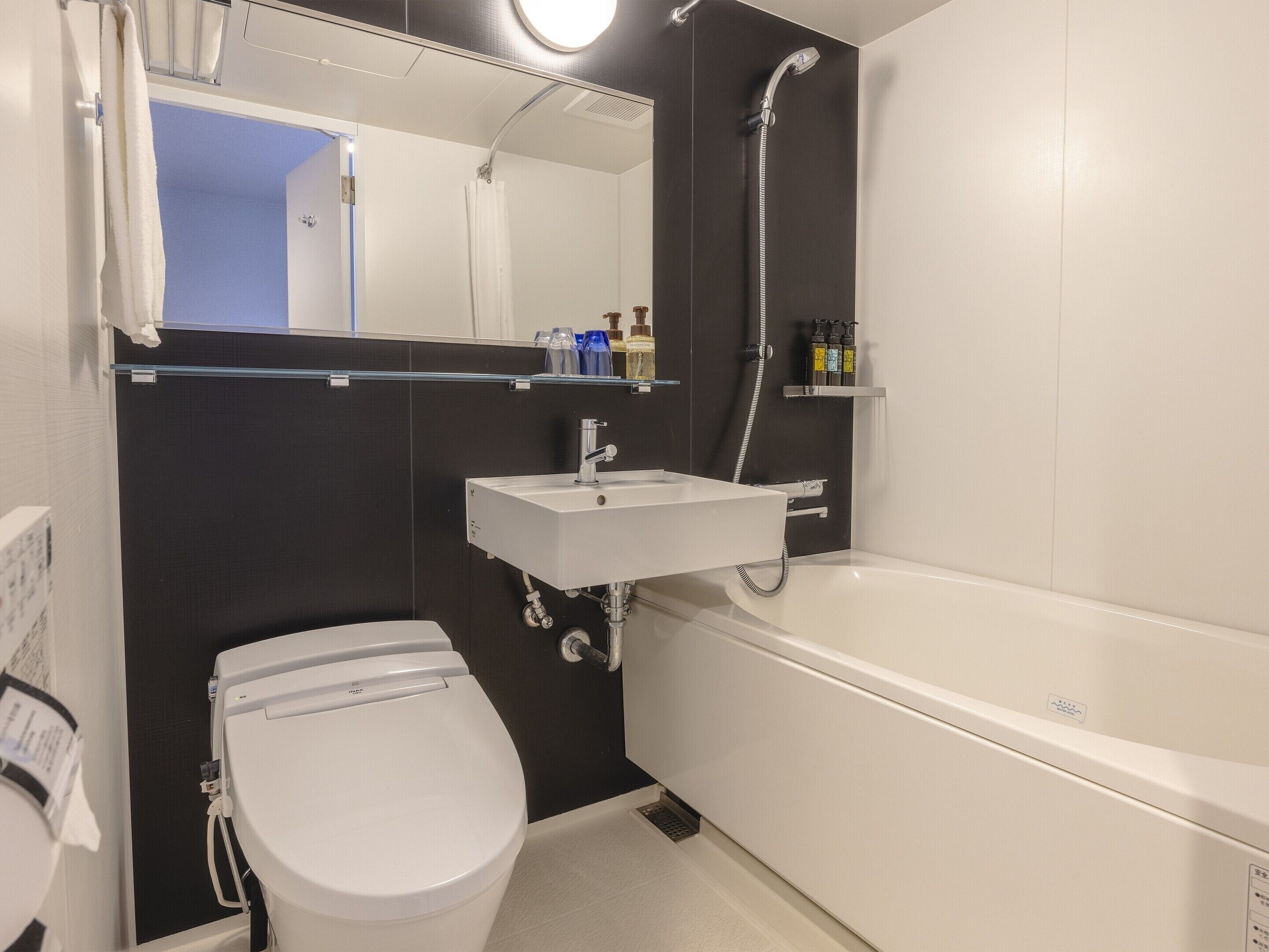 economy twin room, non smoking | bathroom | combined shower/bathtub, deep-soaking bathtub, free toiletries