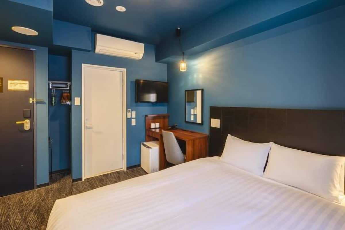 Down duvets, in-room safe, desk, blackout curtains