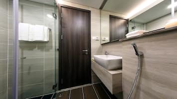 Regadera, amenidades de baño gratuitas, secadora de cabello, batas