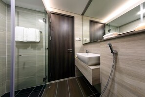 Douche, articles de toilette gratuits, sèche-cheveux, peignoirs