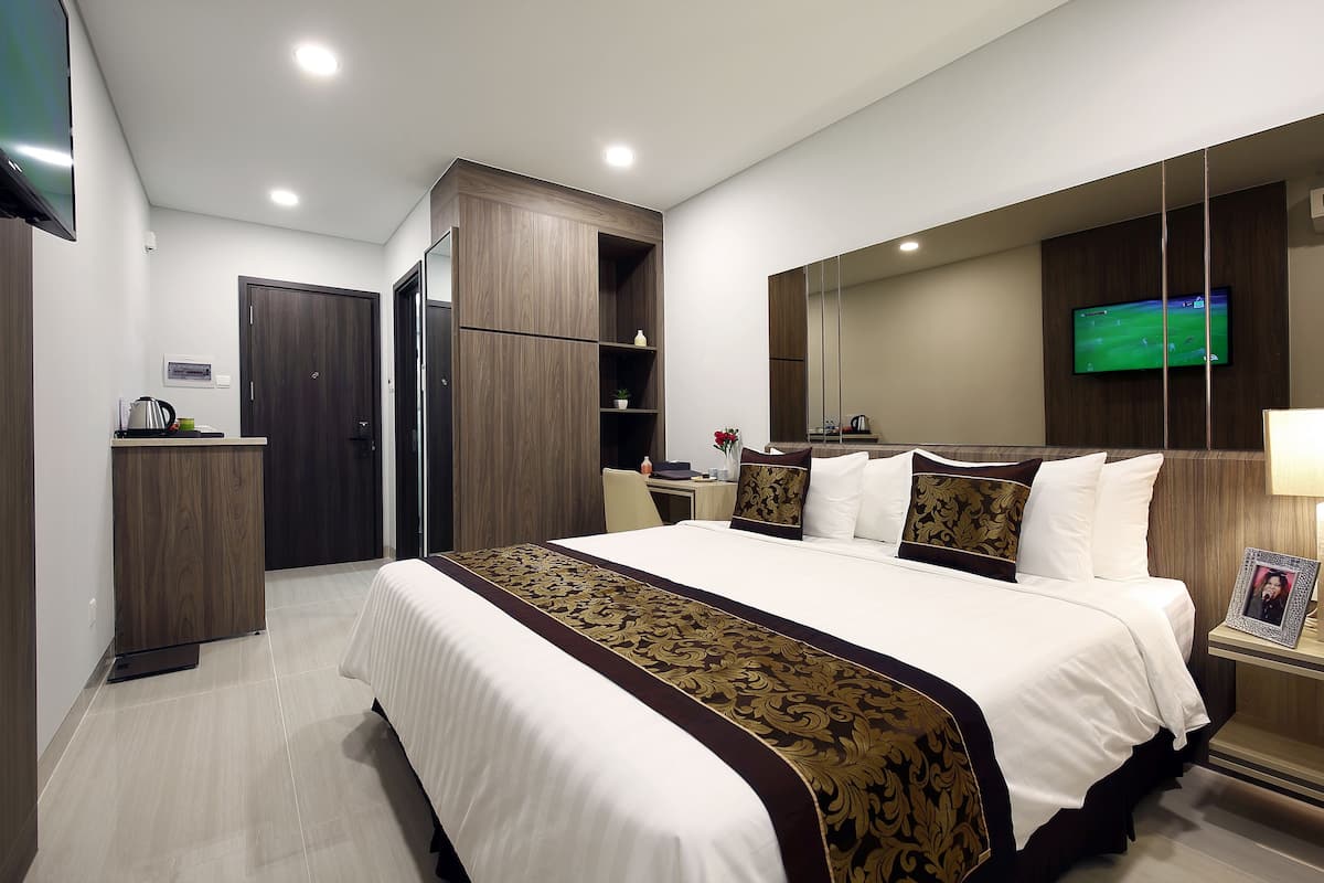 Deluxe Double Room | Living area | 40-inch Smart TV with cable channels, TV