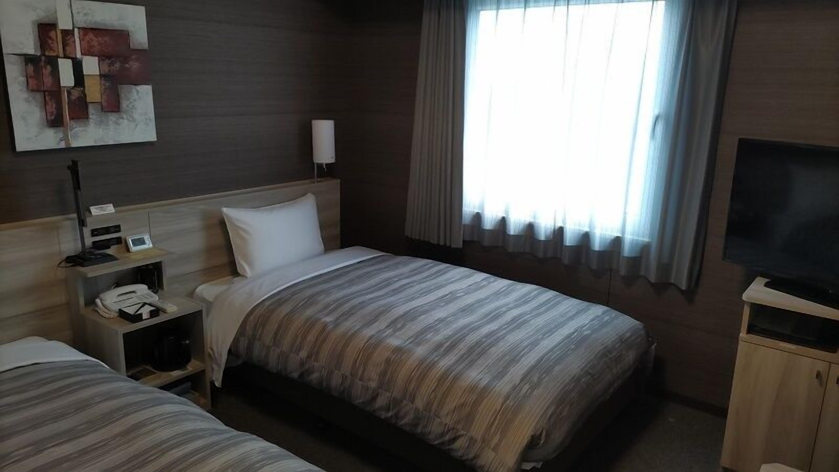 Escritorio, wifi gratis y ropa de cama 