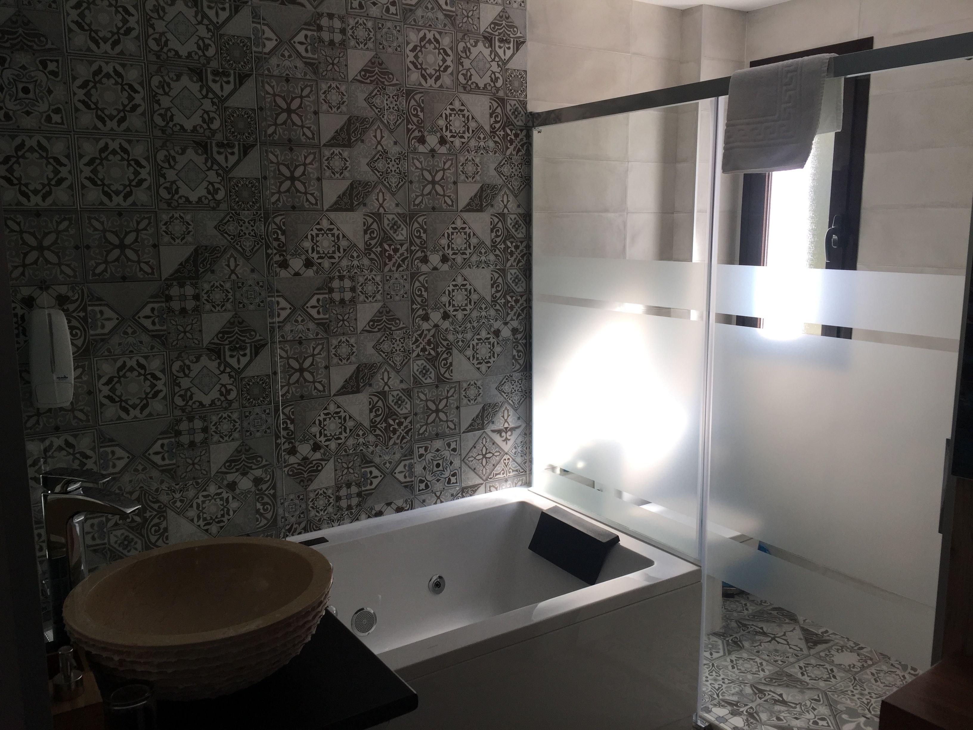 double room, jetted tub | jetted bathtub