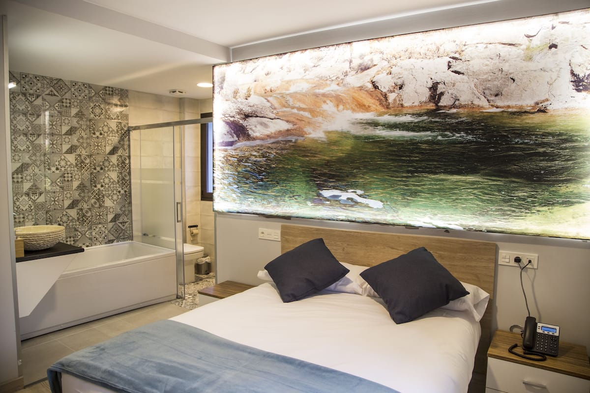 double room, jetted tub | desk, blackout curtains, free cots/infant beds, free wifi