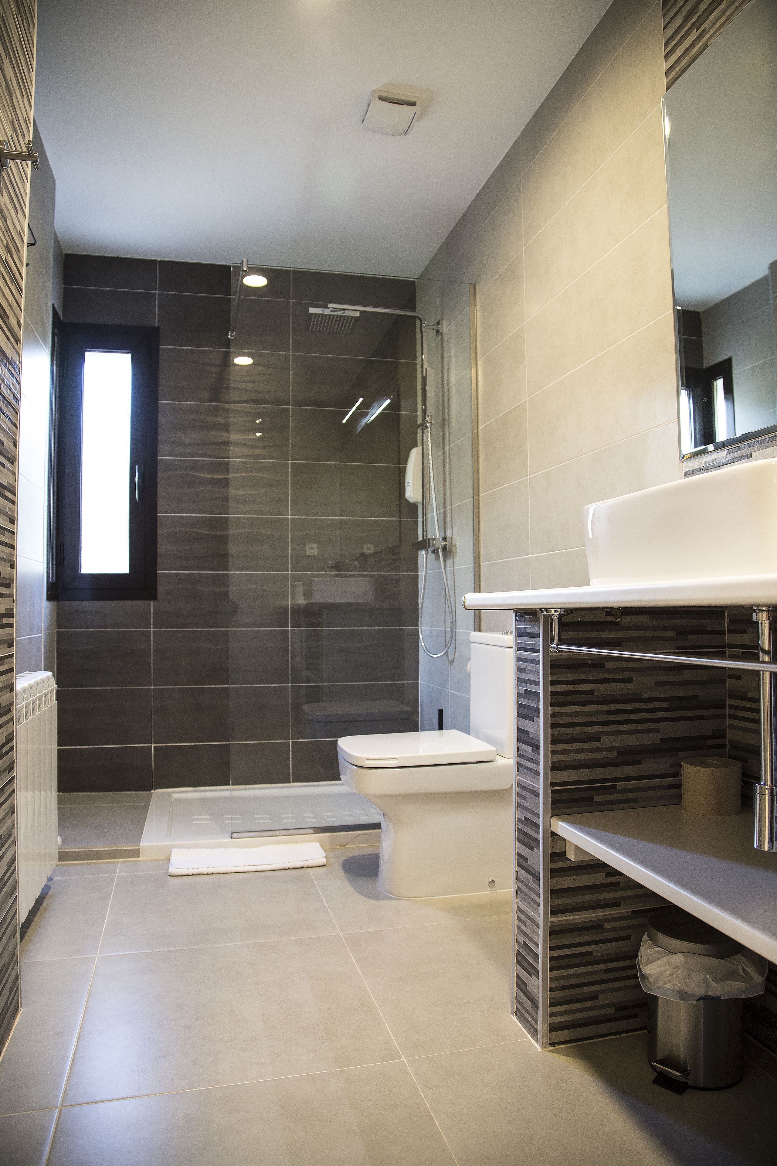 junior suite, lake view | bathroom | free toiletries, hair dryer, towels