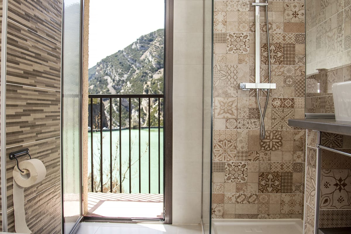 junior suite, lake view | bathroom | free toiletries, hair dryer, towels