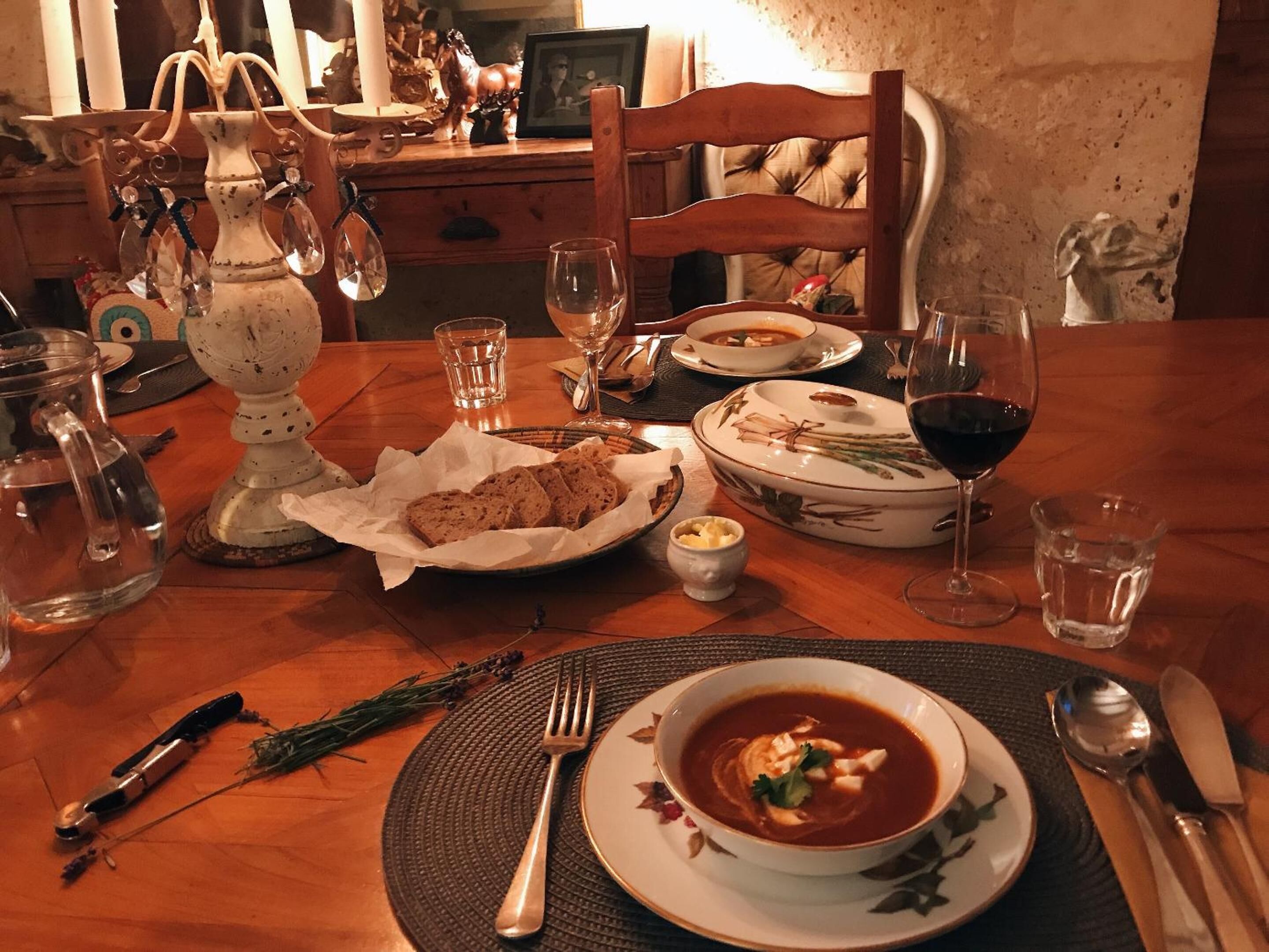 Illallinen tarjolla, paikallinen keittiö