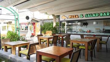 Sarapan, makan tengah hari, makan malam dihidangkan; piza, taman