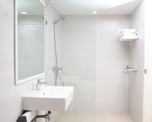 Superior Room | Bathroom - Warila Hotel (Samut Prakan)