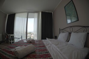 Premium bedding, desk, soundproofing, free WiFi - Hotel Flower (Tbilisi)
