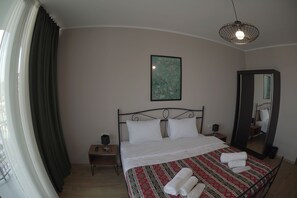 Premium bedding, desk, soundproofing, free WiFi - Hotel Flower (Tbilisi)