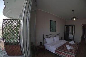 Premium bedding, desk, soundproofing, free WiFi - Hotel Flower (Tbilisi)