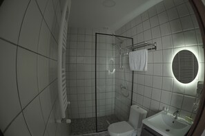 Shower, hair dryer, slippers, towels - Hotel Flower (Tbilisi)