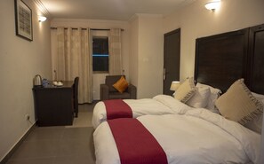 Kamar Twin Eksekutif, 2 Tempat Tidur Twin, Bebas Asap Rokok | Selimut bulu angsa, brankas, meja kerja, dan kedap suara