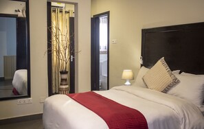 Deluxe Room, 1 Queen Bed, Non Smoking | Down comforters, in-room safe, desk, soundproofing - Ssnit Guest House (Accra)