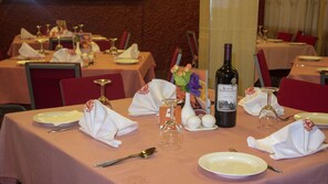 Breakfast, lunch, dinner served; local and international cuisine 