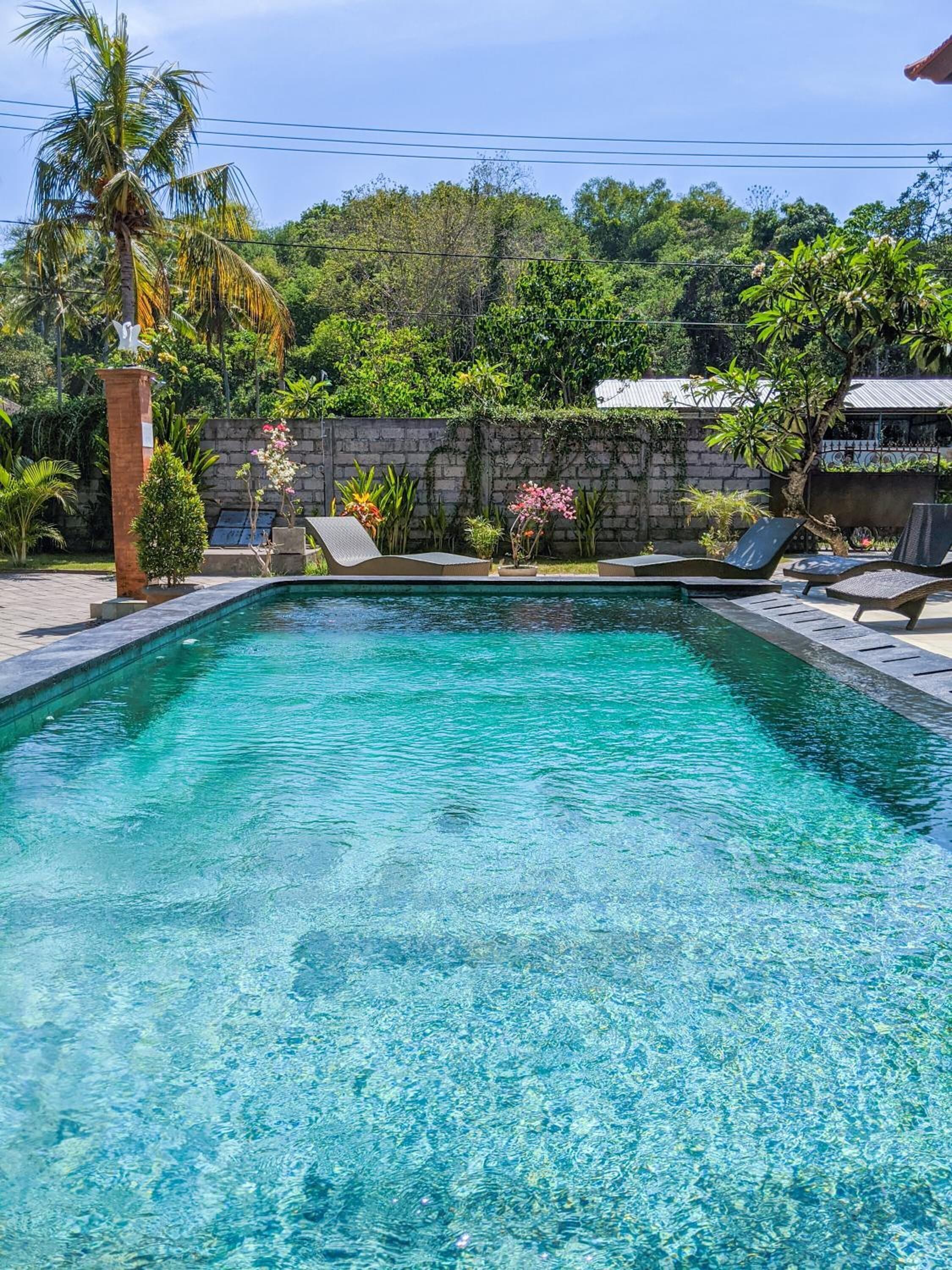 Utendørsbasseng og solsenger