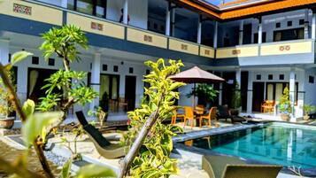 Piscine extérieure, chaises longues