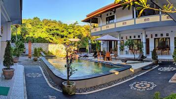 Piscine extérieure, chaises longues