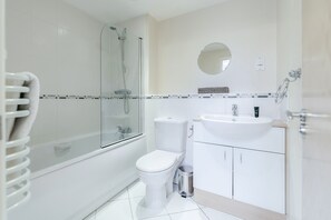 Apartment, 2 Bedrooms | Bathroom | Shower, hair dryer, towels - Roomspace Apartments-Courtyard Guildford (Guildford)