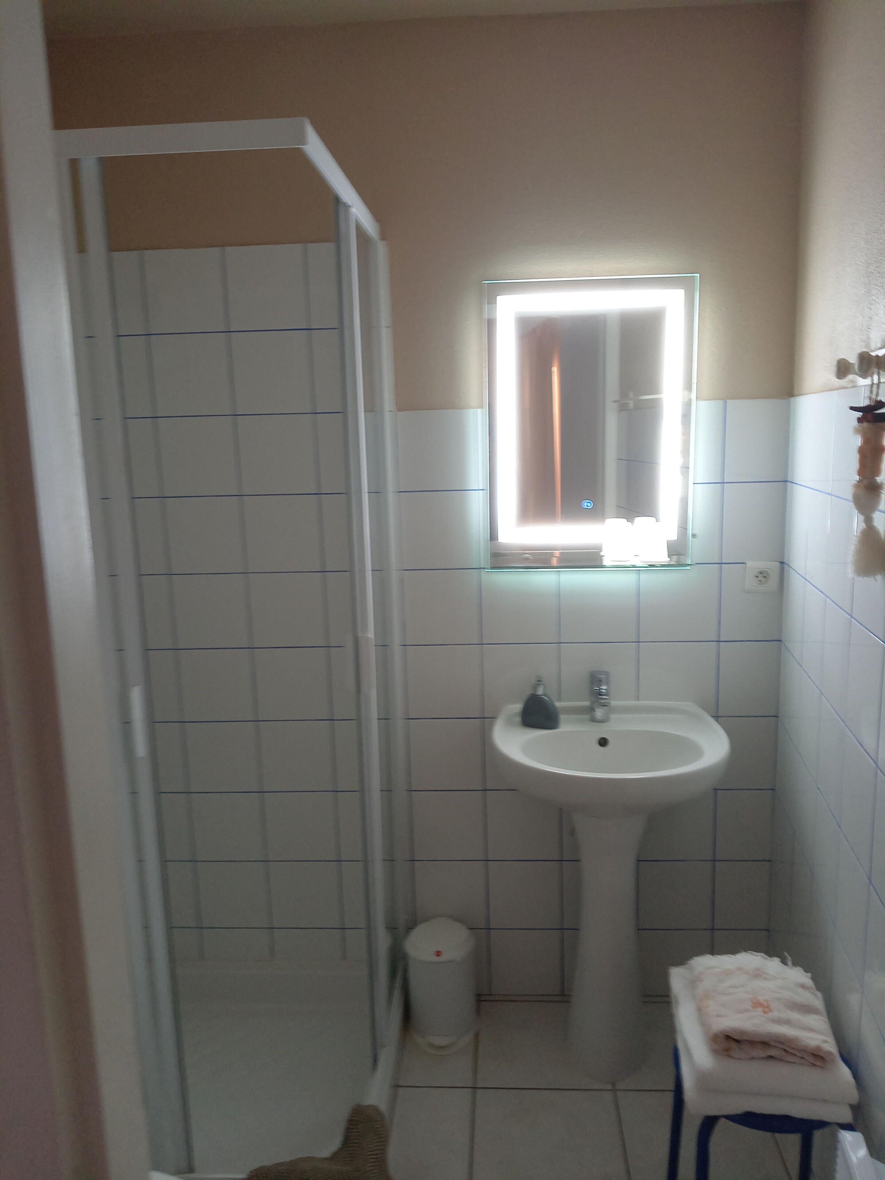 淋浴设施、免费洗浴用品、吹风机、毛巾