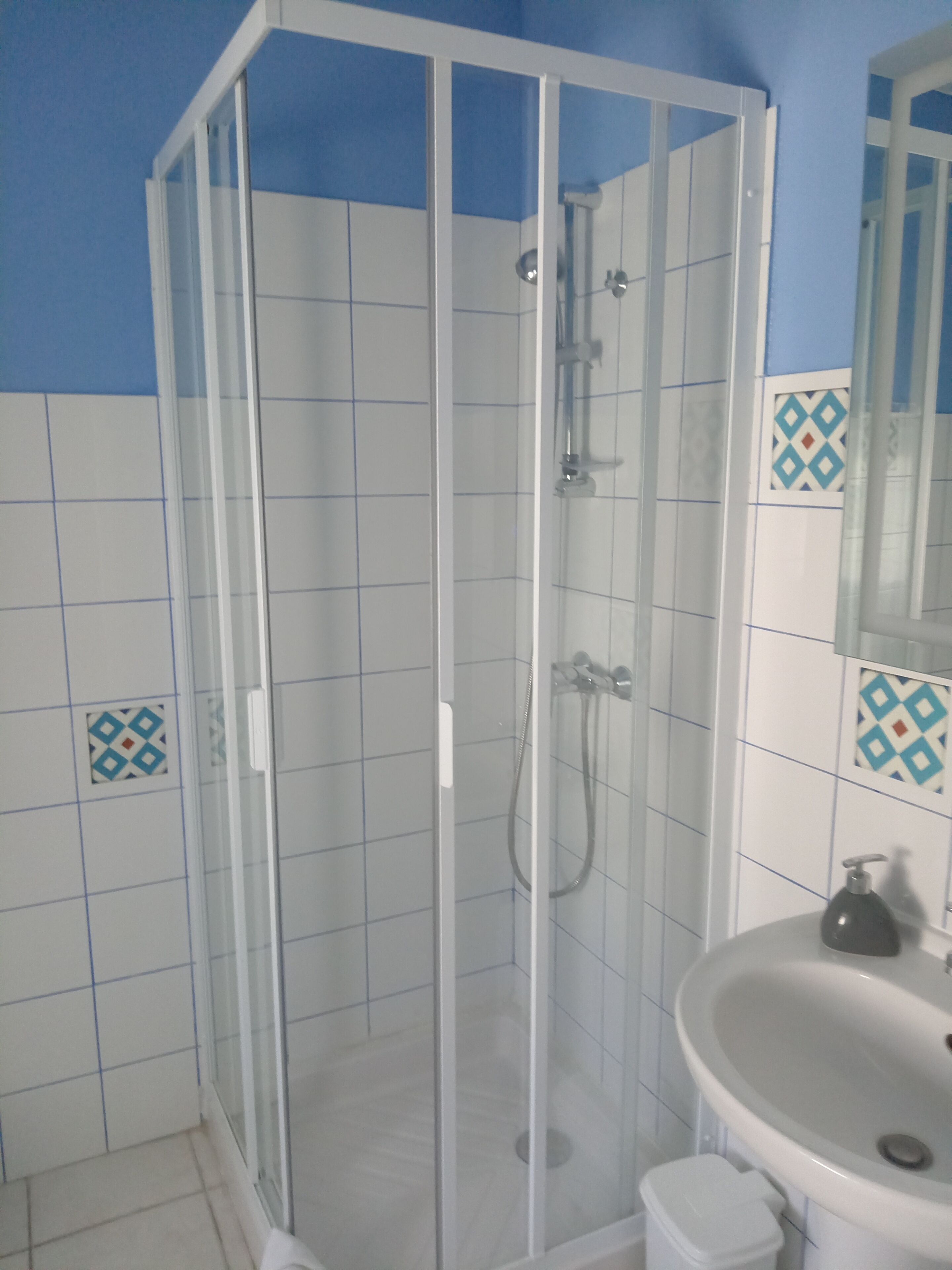 Chuveiro, produtos de toalete grátis