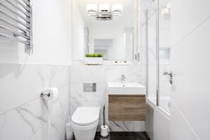 Combined shower/tub, hair dryer, towels - Roomspace Apartments -The Legacy (Hove)