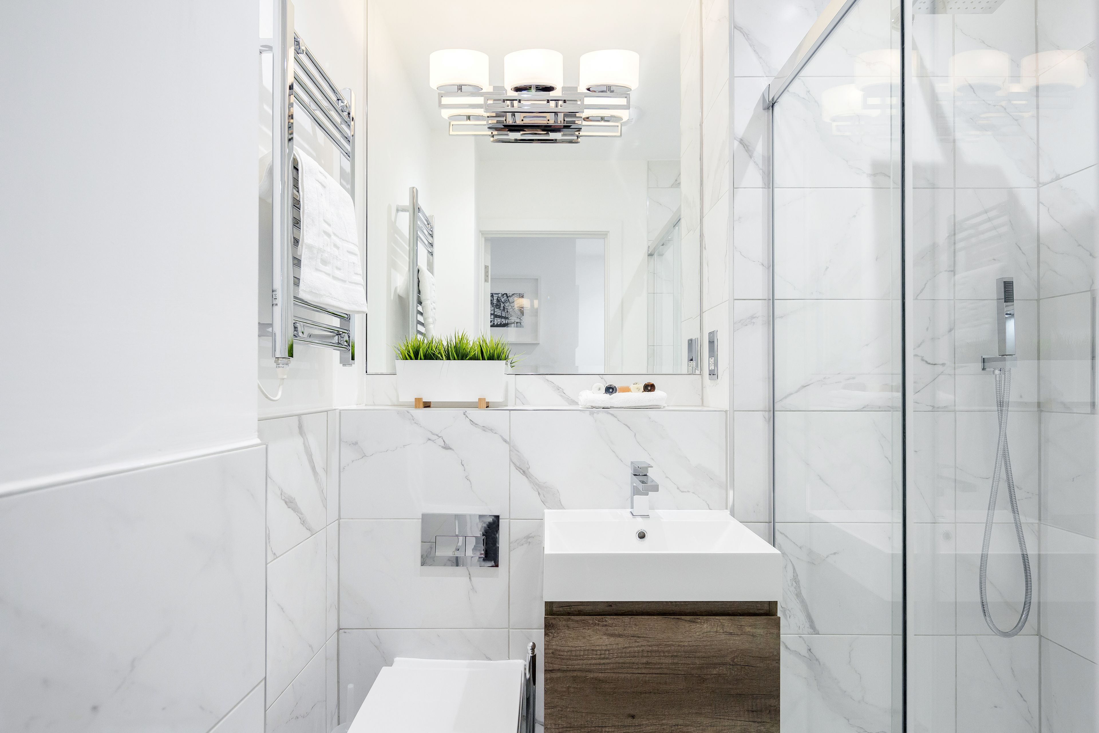Combined shower/tub, hair dryer, towels