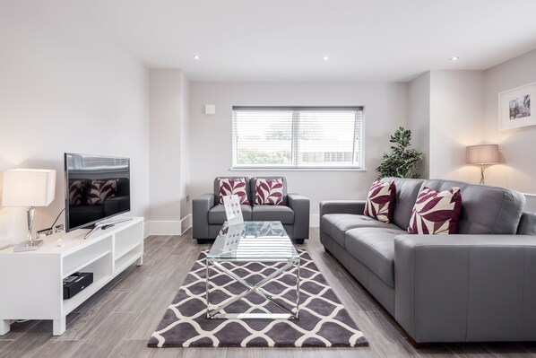 Flat-screen TV - Roomspace Apartments -The Legacy (Hove)