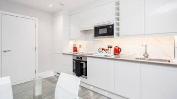 Frigorifero, microonde, forno, piano cottura