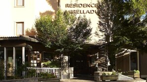 A building with a sign reading "RESIDENCE AIRELLADU". - Residence Mirelladue (Ponte di Legno)